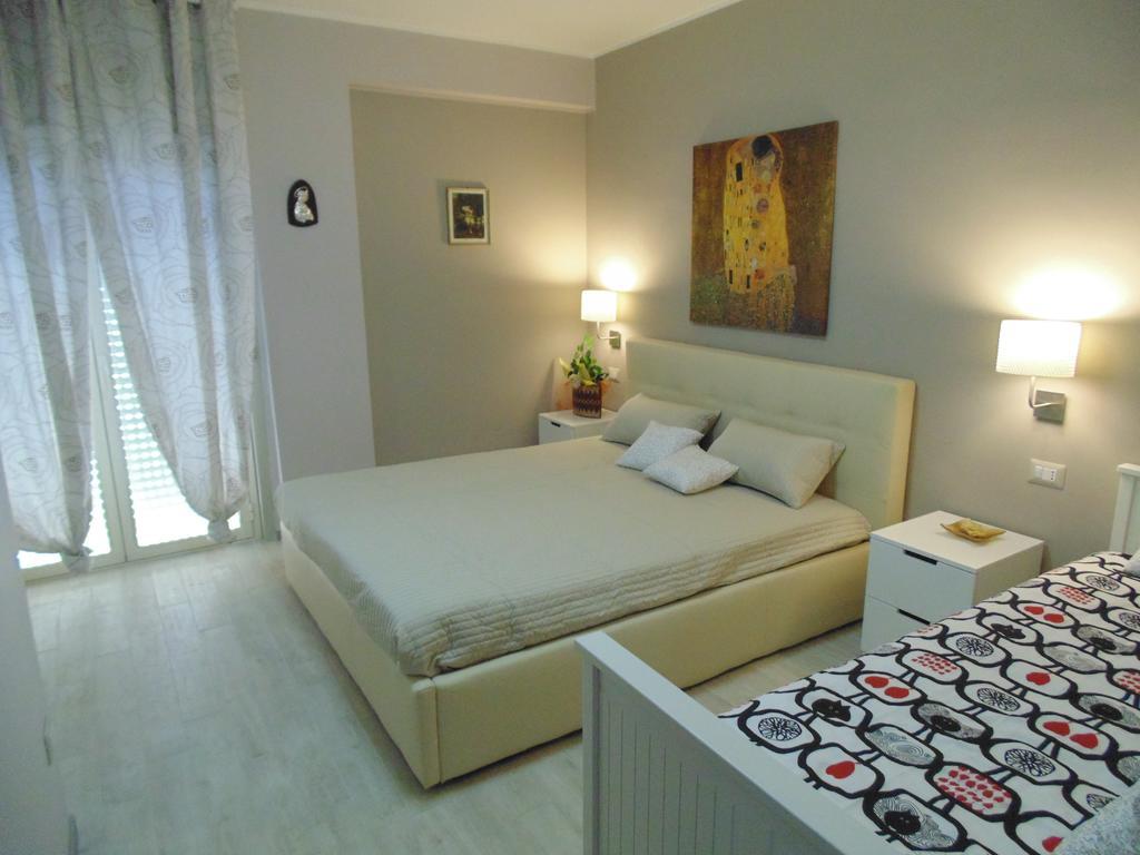 Attico Del Sole Bed & Breakfast Rometta Marea Room photo