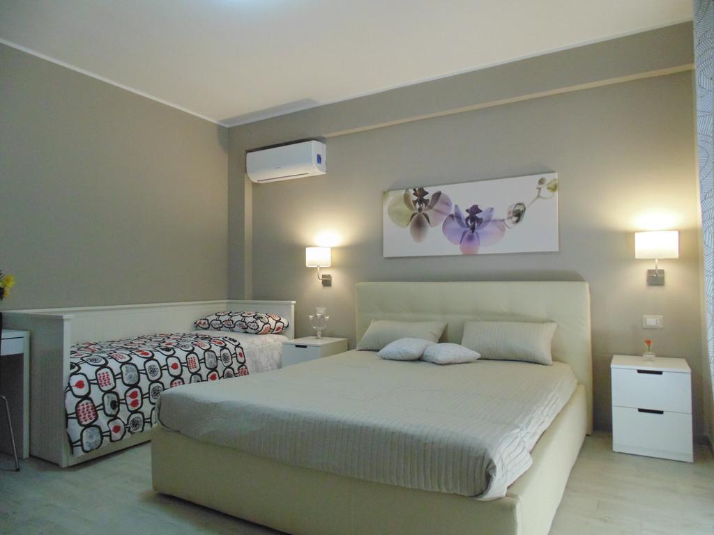 Attico Del Sole Bed & Breakfast Rometta Marea Room photo